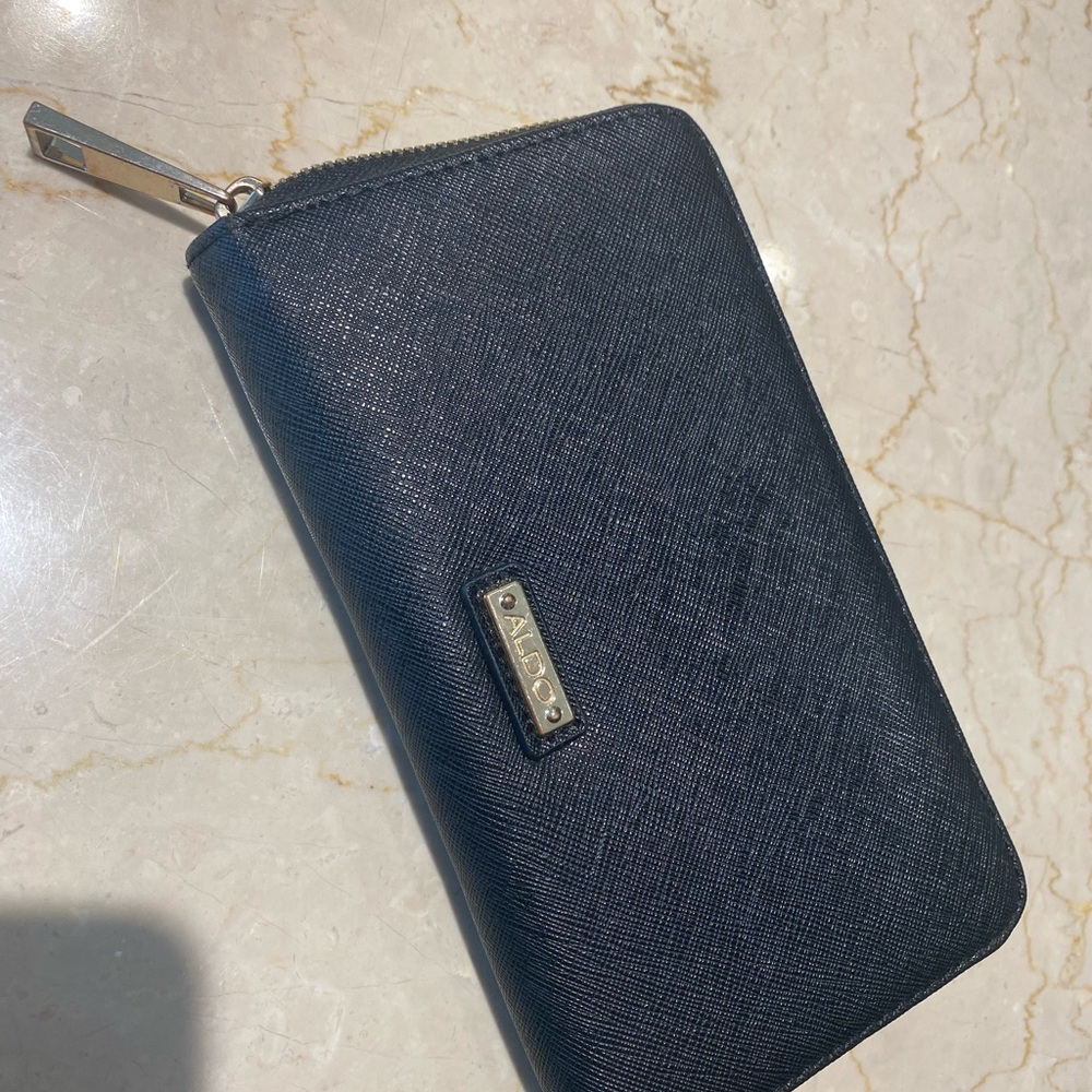 ⭐️SOLD⭐️ ALDO Elegant Black Gold Zip Wallet - New - Picture 2 of 7